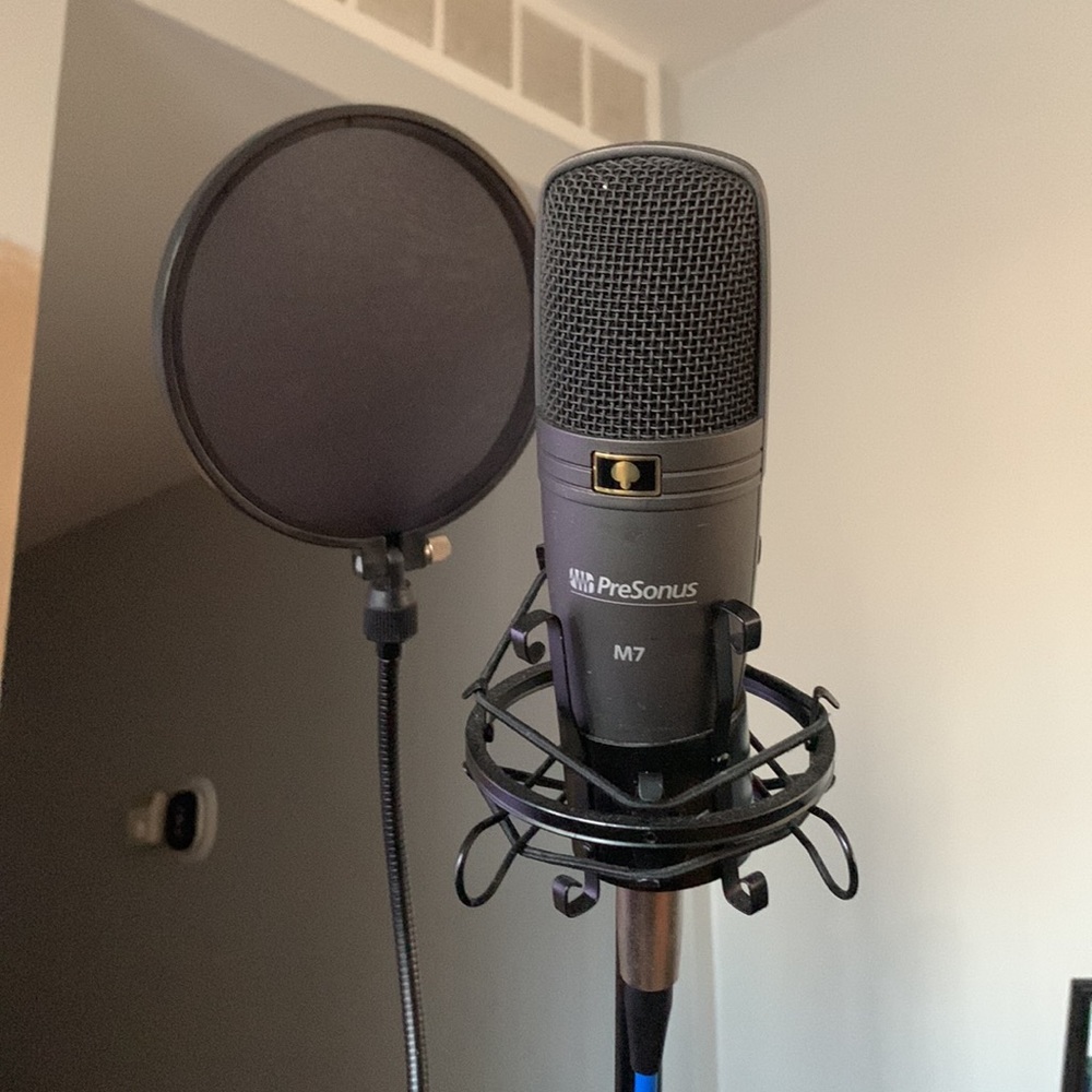 PreSonus M7 microphone with stand